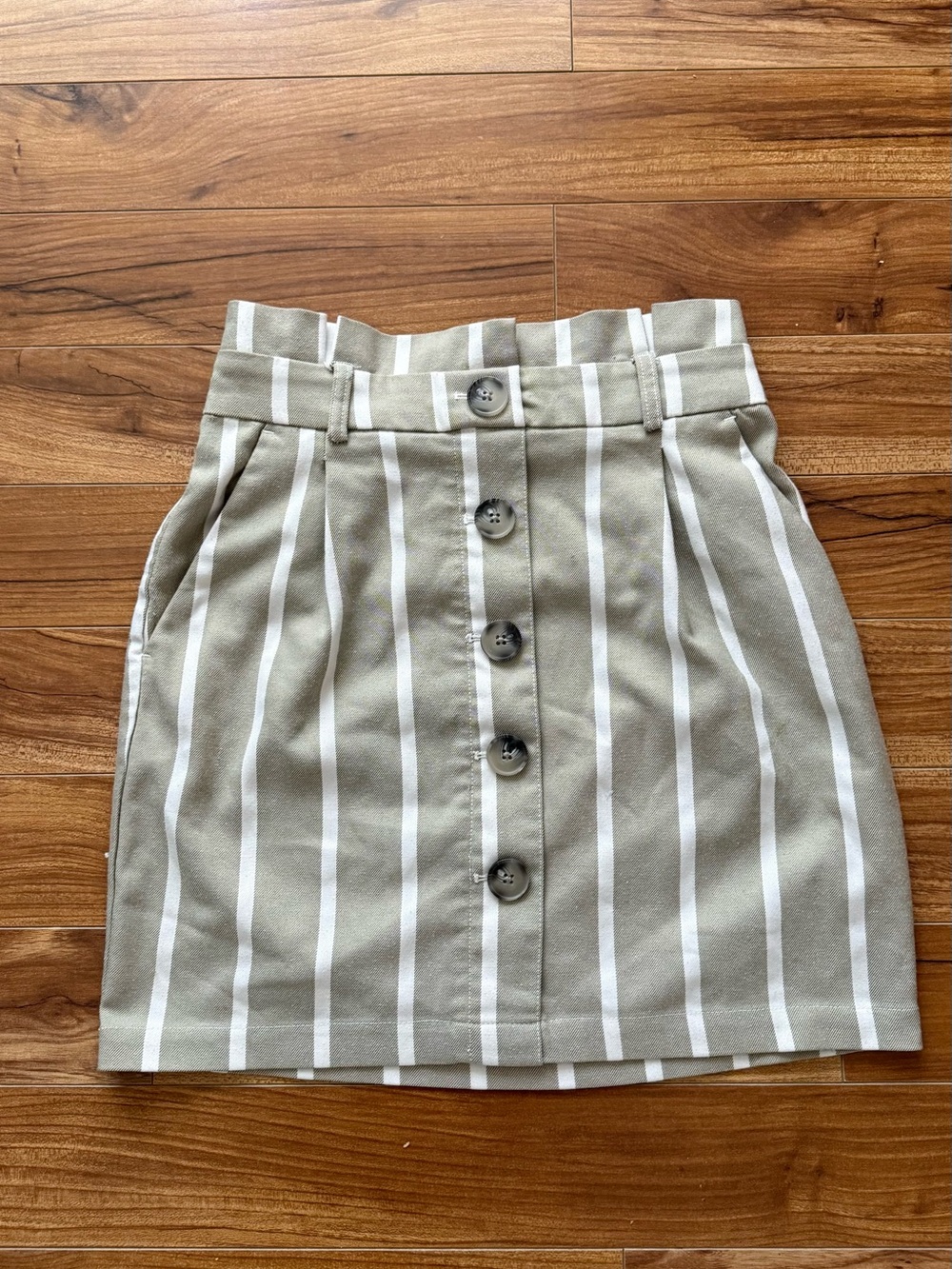 Dynamite Khaki & White Striped Paperbag Waist Button-Front Mini Skirt Small